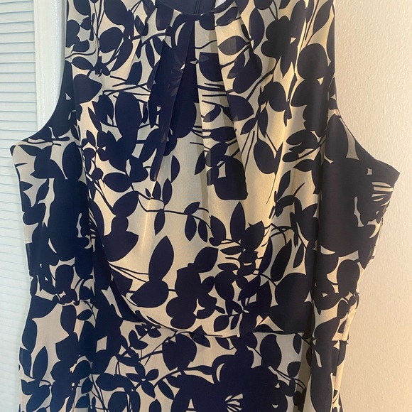 Sleeveless dress - Picture 2 of 4